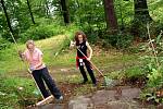 Zahraniční studenti opět pomáhají s obnovou zámeckého parku v Lázních Kynžvartu