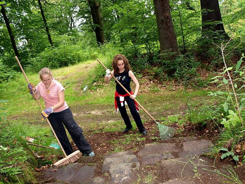 Zahraniční studenti opět pomáhají s obnovou zámeckého parku v Lázních Kynžvartu