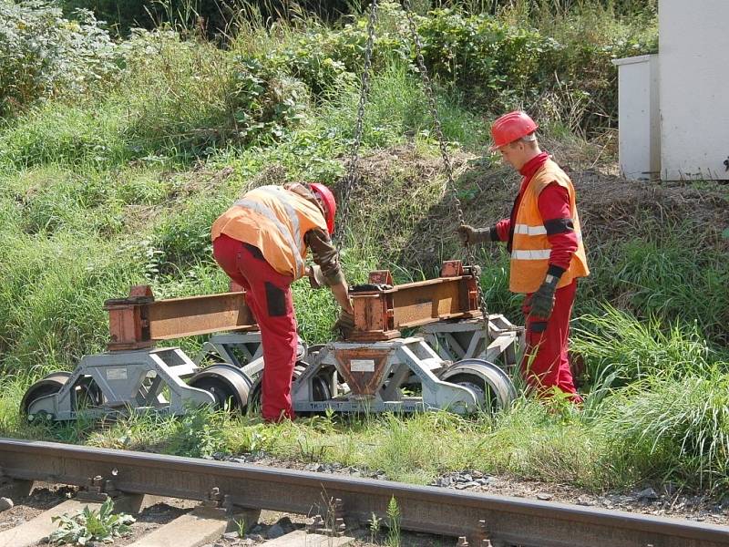 PRÁCE NA POSLEDNÍ ČÁSTI třetího tranzitního koridoru na trati Cheb Cheb státní hranice jsou v plném proudu. Stavebníci právě nyní připravují okolí kolem trati pro novou etapu. 