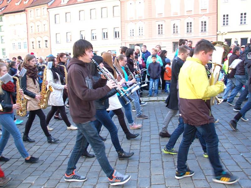 Tradiční lampionový průvod se o víkendu vydal z chebského náměstí do areálu Krajinky. Akci oživil také chebský Mládežnický dechový orchestr. 