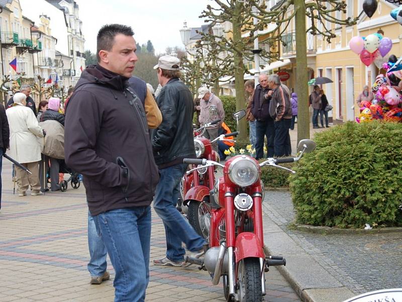 Nablýskané plechové miláčky předvedli majitelé historických automobilů a motocyklů ve Františkových Lázních.