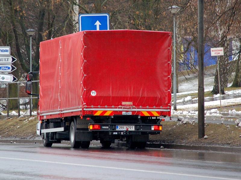 Dopravní nehoda hasičského a osobního auta na Evropské ulici v Chebu, ke které došlo v úterý 10. února před polednem