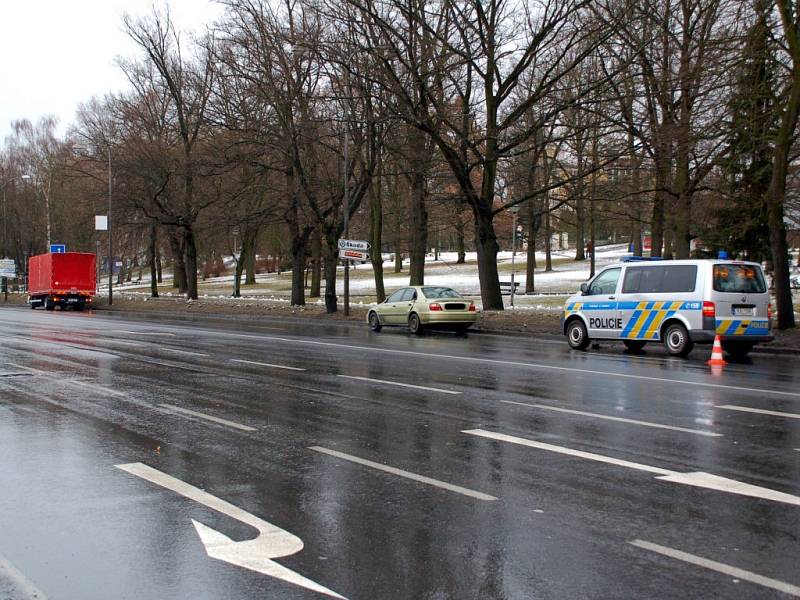 Dopravní nehoda hasičského a osobního auta na Evropské ulici v Chebu, ke které došlo v úterý 10. února před polednem