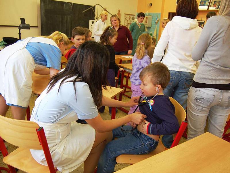 Předškoláci měli šanci slyšet tlukot vlastního srdce.