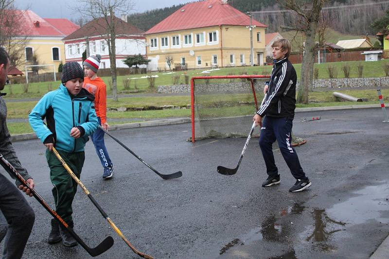 TRADICE. Oslavy příchodu nového roku se v Milíkově neobejdou bez srandamače v hokeji. 