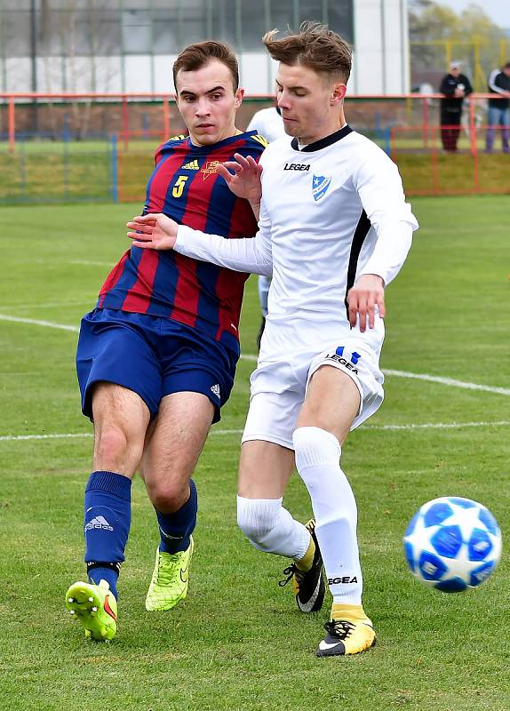 Chebská Hvězda (v bílém) dosáhla v Nové Roli na výhru 2:0.