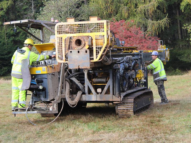 Vědci pomocí moderního stroje vyvrtali 400 metrů hlubokou jámu. Do ní posléze seismologové umístí seismometry, aby tak ještě více a podrobněji mohli sledovat západočeské seismické roje.