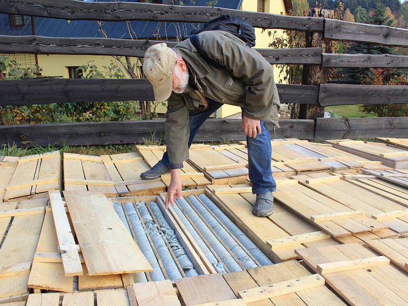 Vědci pomocí moderního stroje vyvrtali 400 metrů hlubokou jámu. Do ní posléze seismologové umístí seismometry, aby tak ještě více a podrobněji mohli sledovat západočeské seismické roje.