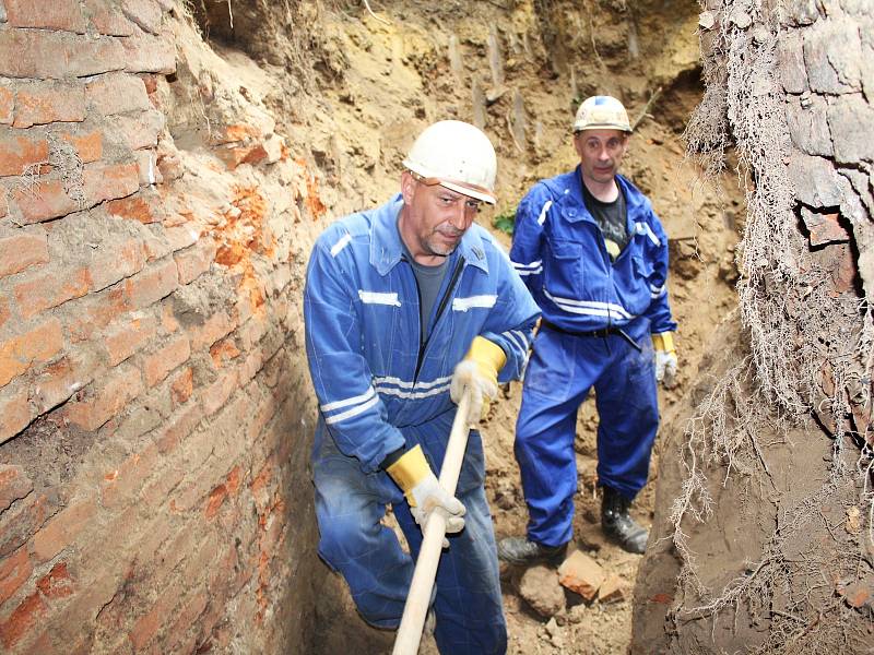 Odborníci se chtějí dozvědět co nejvíce o vyhaslé sopce Komorní hůrkau Františkových Lázní.