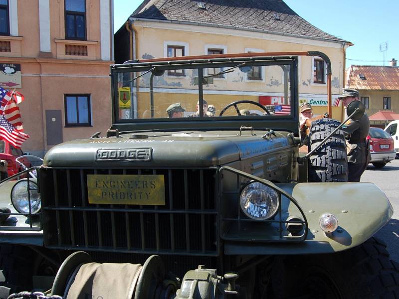 OSLAVY OSVOBOZENÍ. V rámci oslav 71. výročí osvobození přijel do Teplé a pak do dalších míst military convoy.