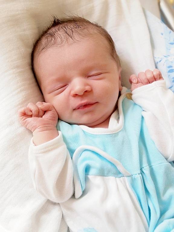 DENIS DOMAS se narodil ve čtvrtek 31. července v 0.45 hodin. Při narození vážil 2 780 gramů a měřil 48 centimetrů. Maminka Kateřina a tatínek Lukáš se radují z malého Deniska doma v Chebu.