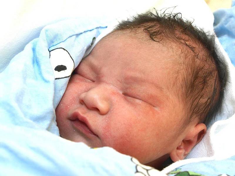 DOAN YEN NHI, chlapeček, se narodil v pondělí 26. září v 10 hodin. Při narození vážil 3200 gramů a měřil 50 centimetrů. Maminka Mi a celá rodina se těší z malého synka doma v Chebu.
