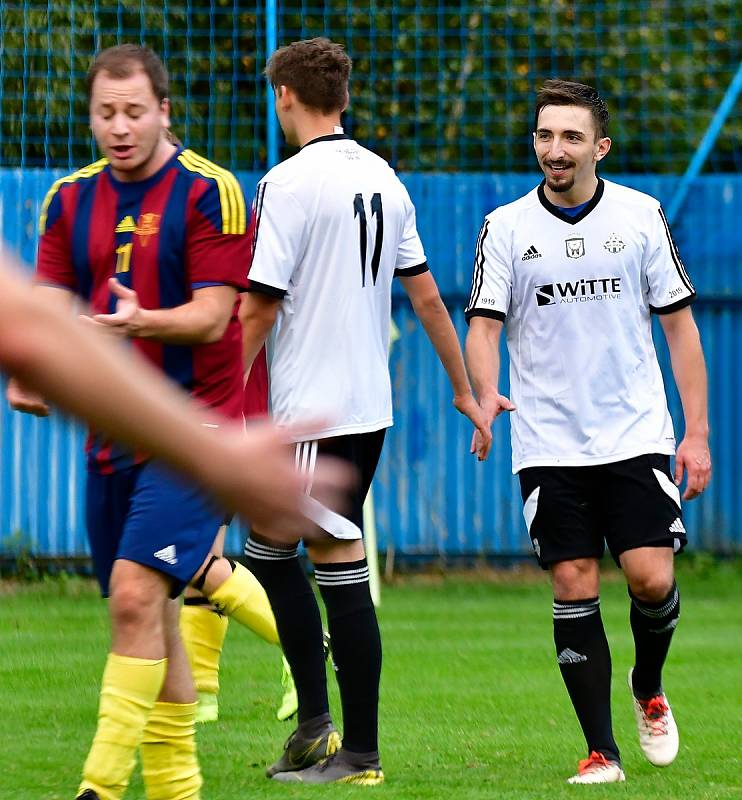 Jedenáct branek obdržel novorolský FK v rámci derby na půdě nejdeckého FK (v bílém), čímž si připsal na účet pátou podzimní porážku.