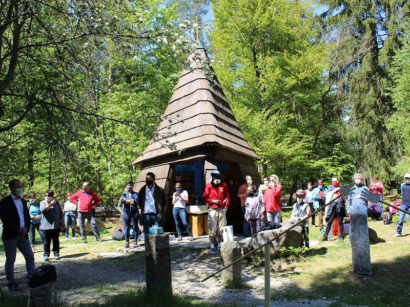 Zhruba stovka lidí dorazila na česko-německé hranice mezi Libou a Selbem. Protestovali proti dlouhodobému uzavření hranic, které podle iniciátorů už postrádá smysl.