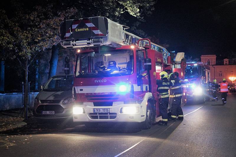 Poplach, evakuace, a zásah čtyř jednotek. Tak to vypadalo v pondělí večer 18. října na Integrované střední škole v Chebu, kde si Domov mládeže vyzkoušel cvičný požární poplach.