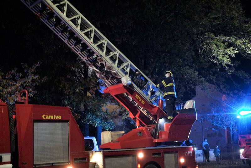 Poplach, evakuace, a zásah čtyř jednotek. Tak to vypadalo v pondělí večer 18. října na Integrované střední škole v Chebu, kde si Domov mládeže vyzkoušel cvičný požární poplach.