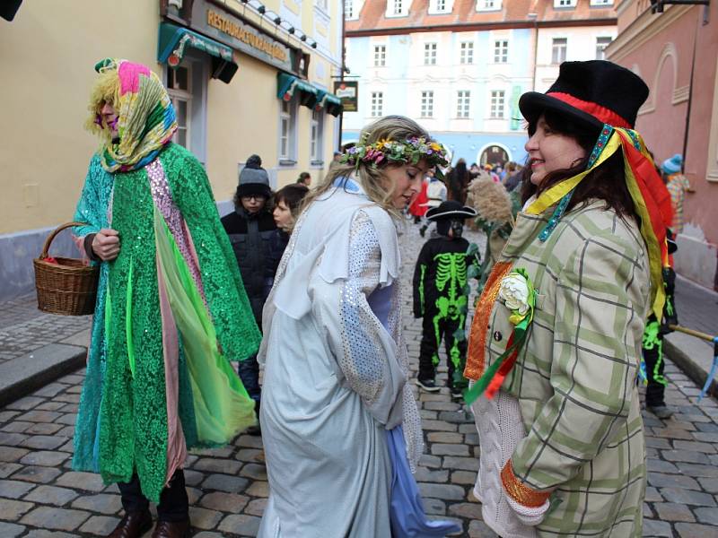 Tisíce rozesmátých tváří v nejrůznějších převlecích a maskách. Tak vypadaly tradiční masopustní průvody v celém Karlovarském kraji. Ten největší se konal v pořadí již potřinácté v Chebu. 