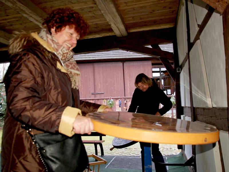 Vystoupení folklorního souboru Marjánek přitáhlo řadu návštěvníků na hrad Seeberg v Ostrohu.