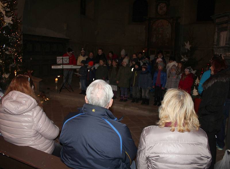 Vůně cukroví, svařáku, klobásek a dalších dobrot se o víkendu linula kostelem svatého Wolfganga v Poustce u Františkových Lázní.