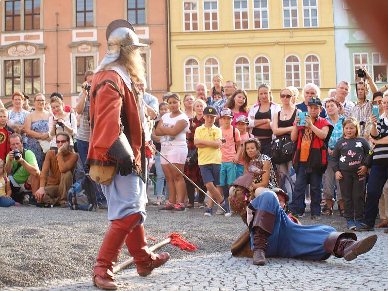 Jarmark, středověká vesnička, rytířský turnaj na koních a také velká bitva. To a spousty dalšího čekalo na návštěvníky Valdštejnských slavností, které se v Chebu konaly uplynulý pátek a sobotu.