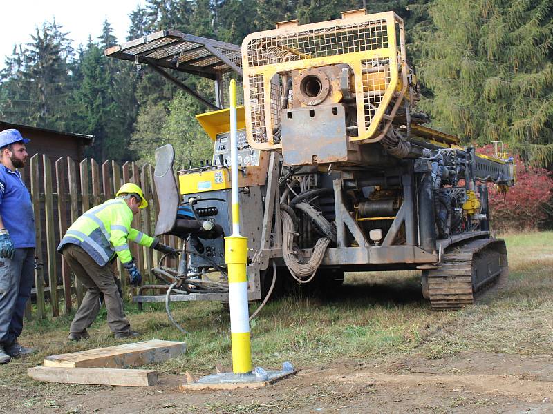 Vědci pomocí moderního stroje vyvrtali 400 metrů hlubokou jámu. Do ní posléze seismologové umístí seismometry, aby tak ještě více a podrobněji mohli sledovat západočeské seismické roje.