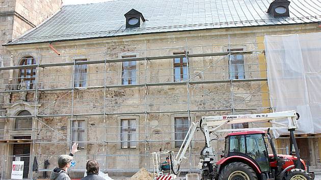 Významný objev. Středověké zdivo se odborníkům podařilo odkrýt při stavebních pracích na barokním křídle kláštera v Teplé.