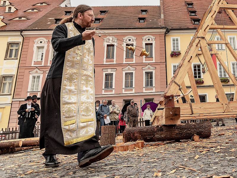 Obecní pec na chleba vyroste během následujících týdnů v komunitní zahradě v Májové ulici v Chebu. Na zakrytí pece bude využita unikátní replika krovu presbytáře františkánského kláštera.