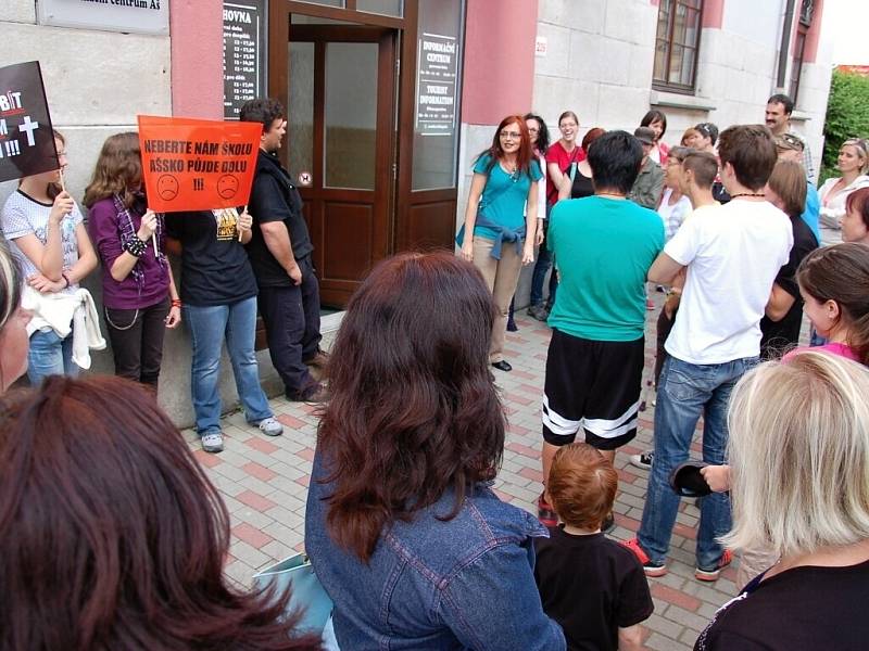 Na protestní akci proti zrušení ašského gymnázia před knihovnu v Aši dorazilo několik desítek lidí. 