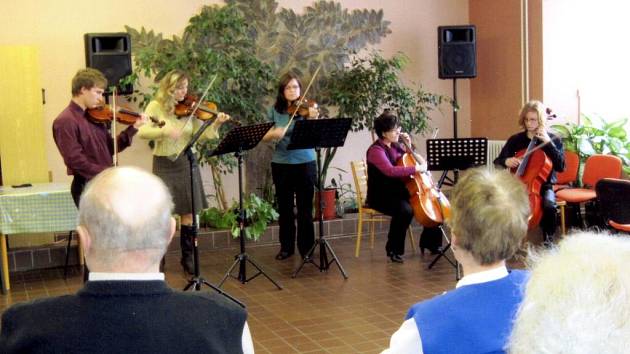 Jaro zahájil komorní koncert. 