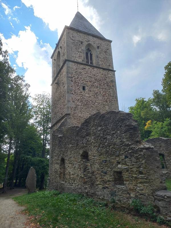 Zřícenina kostela Katharinenberg se nachází pouze 30 kilometrů od Chebu.