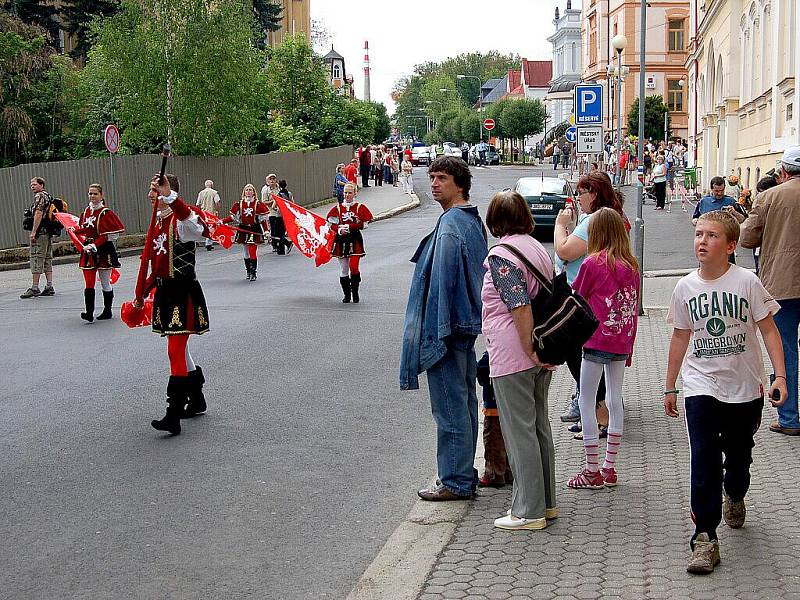 Několik tisíc diváků se přišlo v sobotu podívat na pokračování oslav výročí 950. let od první písemné zmínky o Chebu na chebské náměstí Krále Jiřího z Poděbrad. 