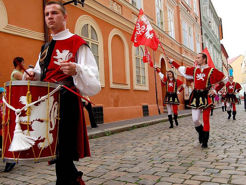 Několik tisíc diváků se přišlo v sobotu podívat na pokračování oslav výročí 950. let od první písemné zmínky o Chebu na chebské náměstí Krále Jiřího z Poděbrad. 