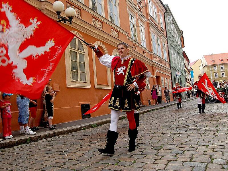 Několik tisíc diváků se přišlo v sobotu podívat na pokračování oslav výročí 950. let od první písemné zmínky o Chebu na chebské náměstí Krále Jiřího z Poděbrad. 