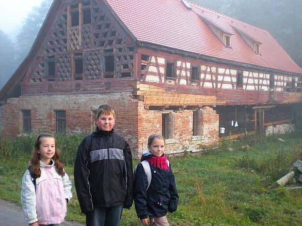 VÝLET. Pouze tři děti si udělaly s DDM Sova Cheb výlet do Salajny a Milíkova. Nelitovaly. 