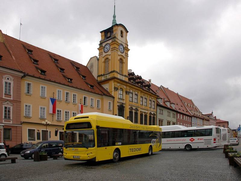 Před chebskou radnicí byla představena vozidla na zemní plyn