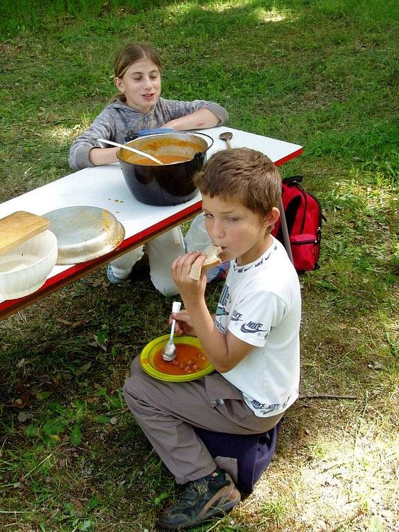 MEZI OBLÍBENÉ AKCE ŠKOLÁKŮ z Libé patří například vaření guláše  na ohni. Akce se uskuteční také tento rok v červnu. Zúčastní se jí ale také němečtí žáci z Hohenbergu. 