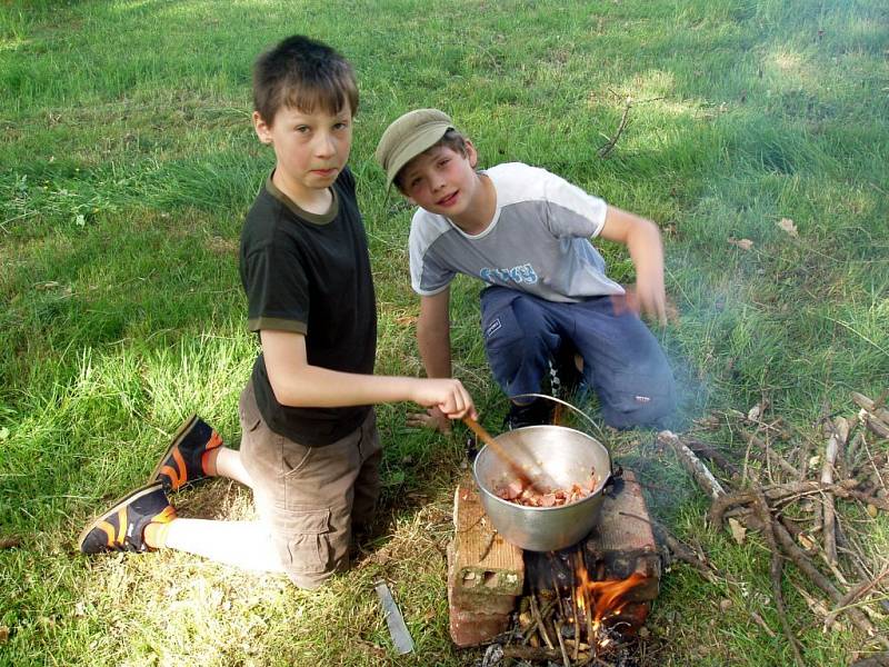 MEZI OBLÍBENÉ AKCE ŠKOLÁKŮ z Libé patří například vaření guláše  na ohni. Akce se uskuteční také tento rok v červnu. Zúčastní se jí ale také němečtí žáci z Hohenbergu. 