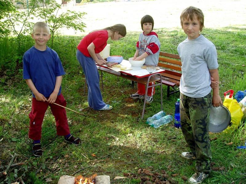 MEZI OBLÍBENÉ AKCE ŠKOLÁKŮ z Libé patří například vaření guláše  na ohni. Akce se uskuteční také tento rok v červnu. Zúčastní se jí ale také němečtí žáci z Hohenbergu. 