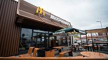 V centru Chebu se v pátek 17. prosince otevřely dveře restaurace McDonald’s. Ta nabízí 90 míst k  sezení uvnitř padesát osm míst na zahrádce, moderní interiér, digitální objednávkové kiosky i objednávky z auta - McDrive.