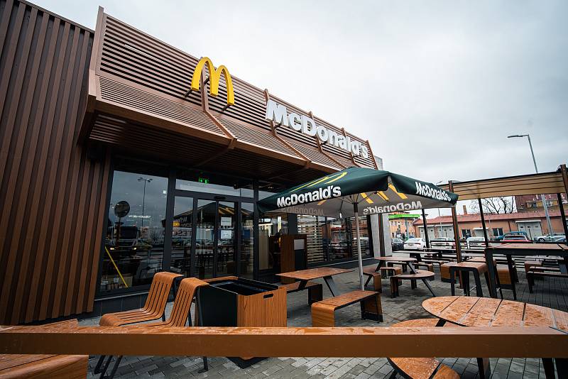 V centru Chebu se v pátek 17. prosince otevřely dveře restaurace McDonald’s. Ta nabízí 90 míst k  sezení uvnitř padesát osm míst na zahrádce, moderní interiér, digitální objednávkové kiosky i objednávky z auta - McDrive.