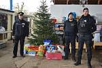 Dárky a peníze pro opuštěná zvířata do útulku na Štědrý den zavezli mariánskolázeňští policisti.