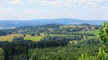 Ze sopky Podhorní vrch u Mariánských Lázní je nádherný výhled do okolí.