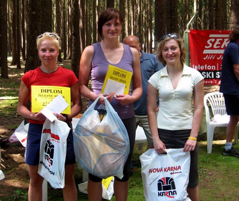 Tři nejlepší ženy. Zleva stříbrná Milada Štecherová, vítězná Markéta Janatová (obě LK Jasan Aš) a třetí Klára Kadlečíková z AC Start Karlovy Vary. 