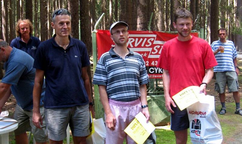 Na stupně vítězů se ve veteránech probojovali: zleva druhý Václav Dufek z Domažlic, první Zdeněk Procházka a bronzový Bohdan Hofreiter (oba Aces Team Karlovy Vary).