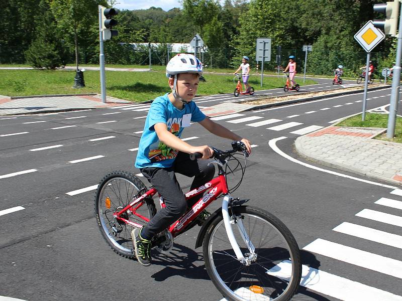 Děti z Chebska si užily další jedinečný příměstský tábor v Domě dětí a mládeže Sova v Chebu. Během týdne si vylezly na horolezeckou stěnu, svezly se na kánoích, povozily se na koních anebo si vyšláply do terénu, kde hledaly různé indicie.