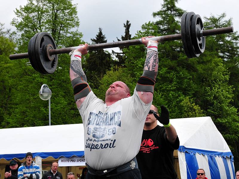 Opravdovým silákům tleskal sportovní areál na ašském vrchu Háj. Odehrál se zde Mezinárodní pohár Strongmen´s games Aš 2014. 