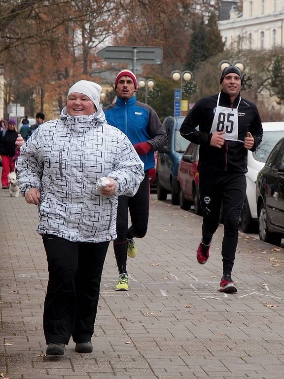 Běžecký happening pořádala Běžecká škola Miloše Škorpila ve spolupráci s Farní charitou Cheb. A ti, kteří se zúčastnili letošní 'Františkolázeňské 23hodinovky', pomáhali chebské organizaci Joker, stejně jako v minulém roce.