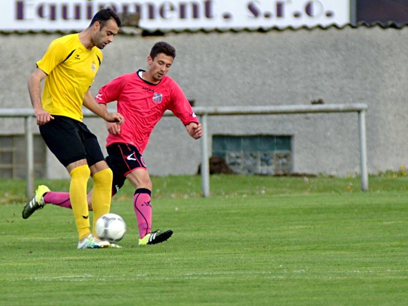 Celek FC Cheb (v růžovém) doma jasně přehrál mužstvo Lomnice 4:1.