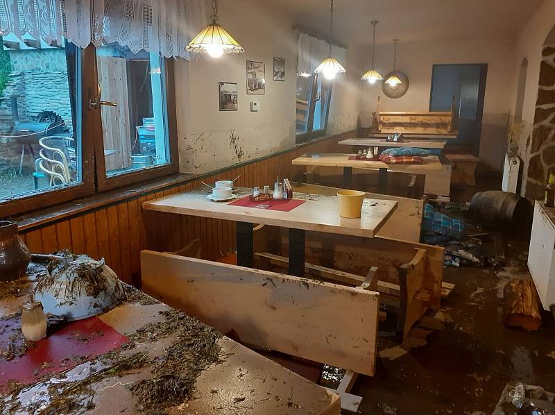 Velká voda vyplavila Restauraci & Penzion Magdalena v Doubravě na Ašsku.