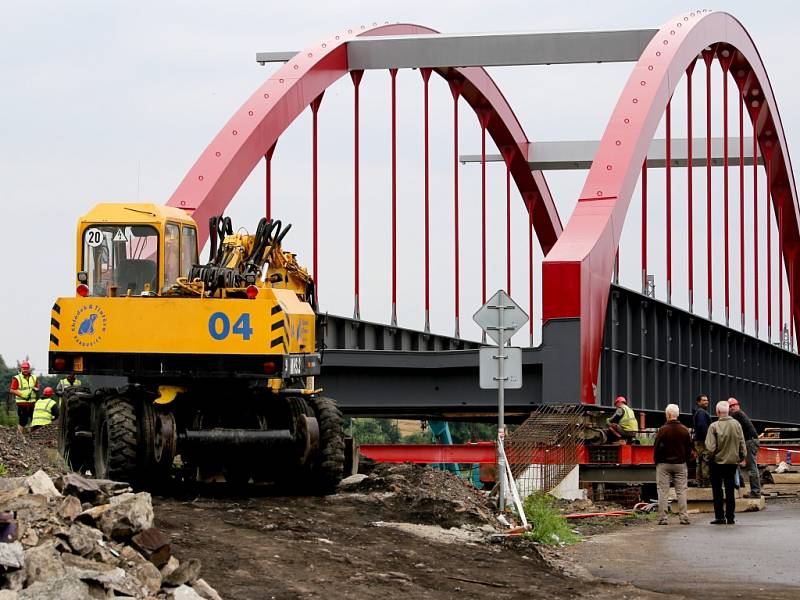 PŘEDMONTÁŽ OCELOVÉ konstrukce trvala přibližně čtyři měsíce, osazení mostu do definitivní polohy zabere tři dny. 
